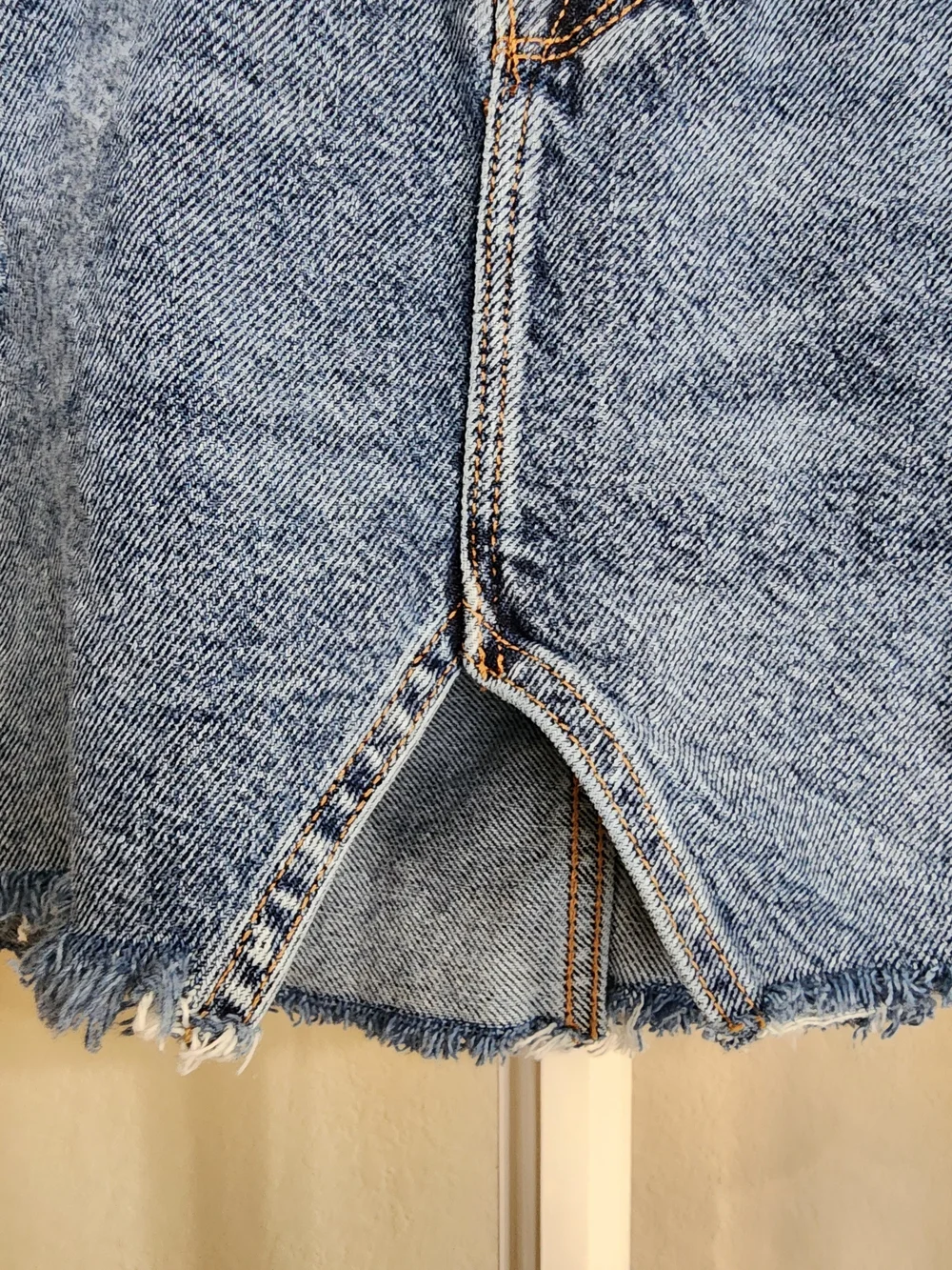 Good American Distressed Denim Mini Skirt Raw Hem Slit Size 10/30